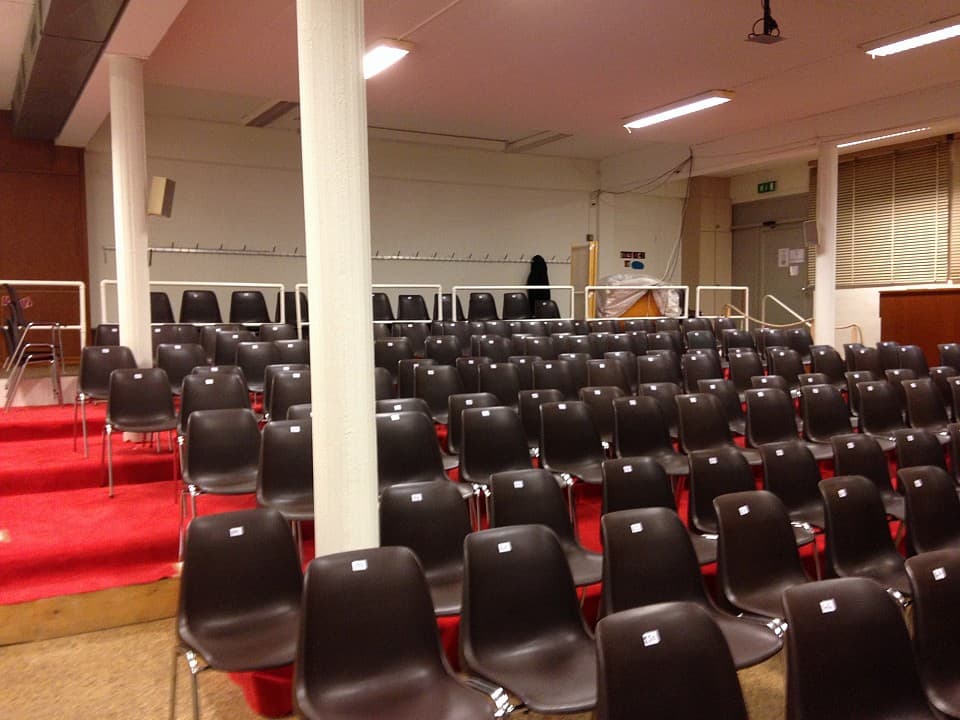 La salle de spectacle avec ses gradins et son tapis rouge